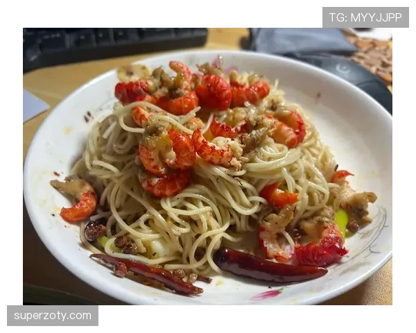 肖若腾今天的早饭居然是机场贵宾厅的龙虾套餐？普通人真想象不出那生活档次啊！